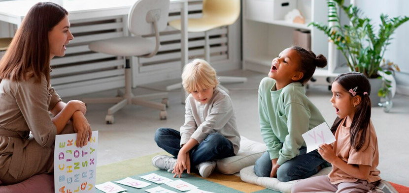 psicóloga con niños en consulta sentados sobre piso